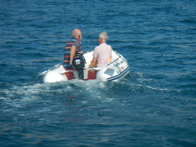 met de bijboot naar de kant