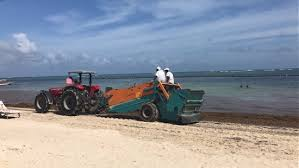 traktor waarmee het strand wordt schoongeveegd