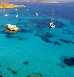 Zeilen in Sardinie bij het eiland Spargi